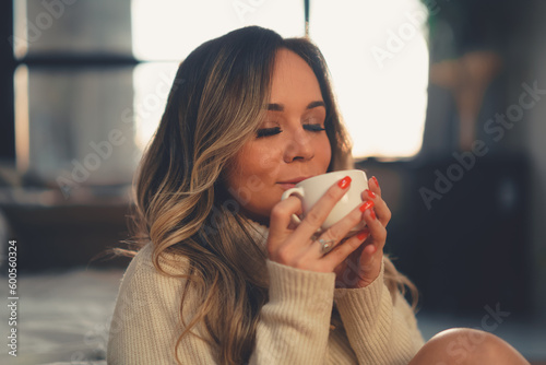 mulher tomando café photo