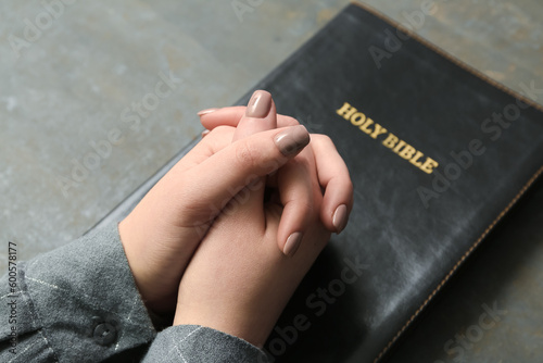 Foto Woman with Holy Bible on grunge background