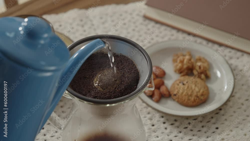 Pouirng hot water into a coffee dripper 03 Pouirng hot water into a coffee dripper 03