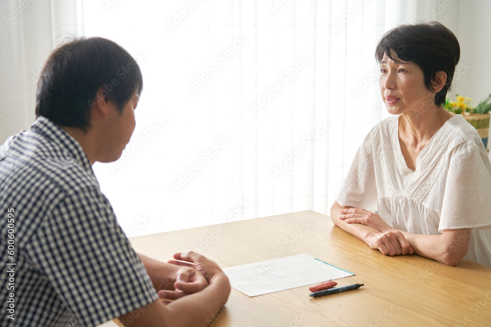 熟年離婚 離婚の話をする中年女性 熟年離婚 離婚の話をする中年女性