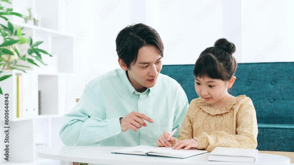 女の子に勉強を教える男性 家庭教師 個別指導 女の子に勉強を教える男性 家庭教師 個別指導