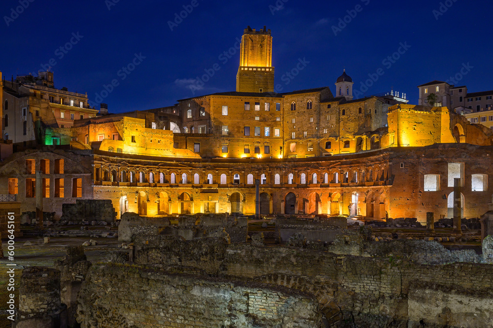 Fassade des Trajansmarkt am Forum Romanum mit dem Torre delle Milizie im nächtlichen Rom 505623