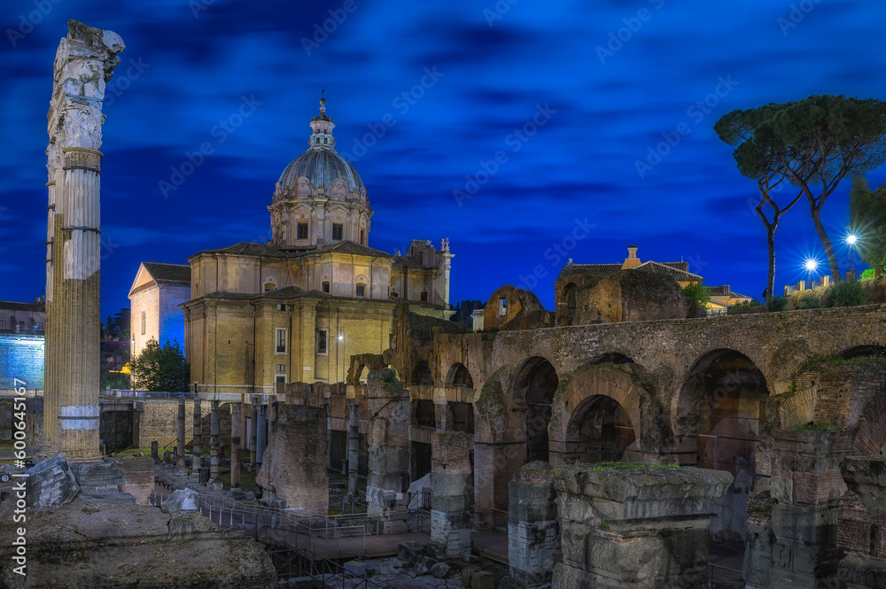 Forum Romanum mit der Kirche Santi Luca e Martina im nächtlichen Rom 542323