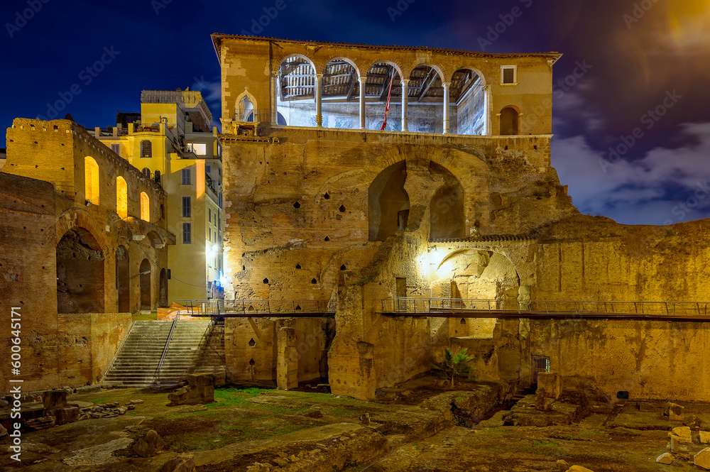 Balkon und Fassade der Casa dei Cavalieri di Rodi am Forum Romanum im nächtlichen Rom 506523