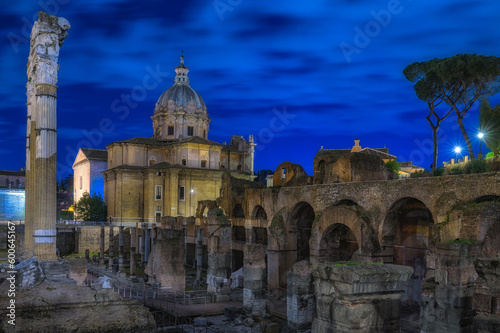 Forum Romanum mit der Kirche Santi Luca e Martina im nächtlichen Rom 542323