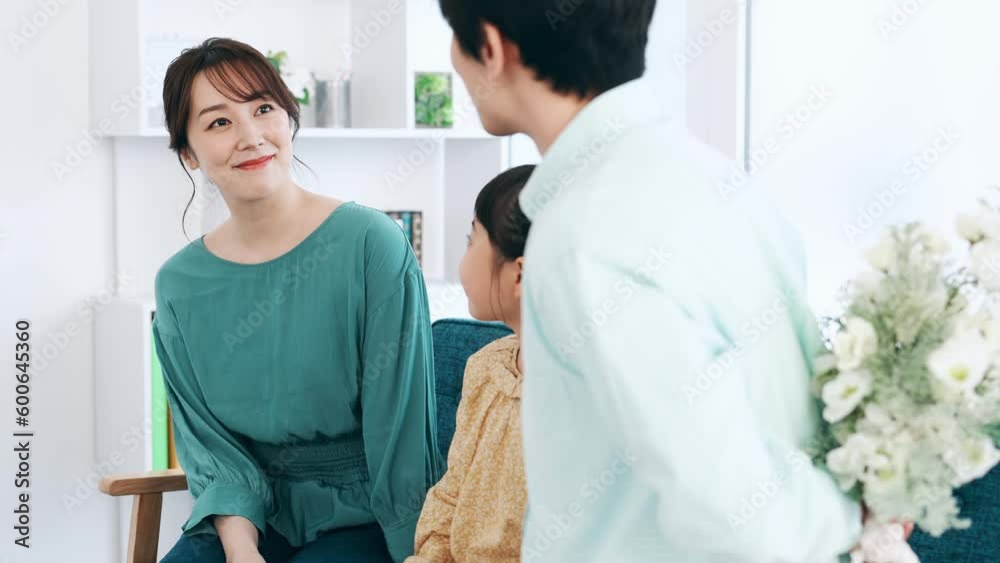 プレゼントを渡す女の子と家族