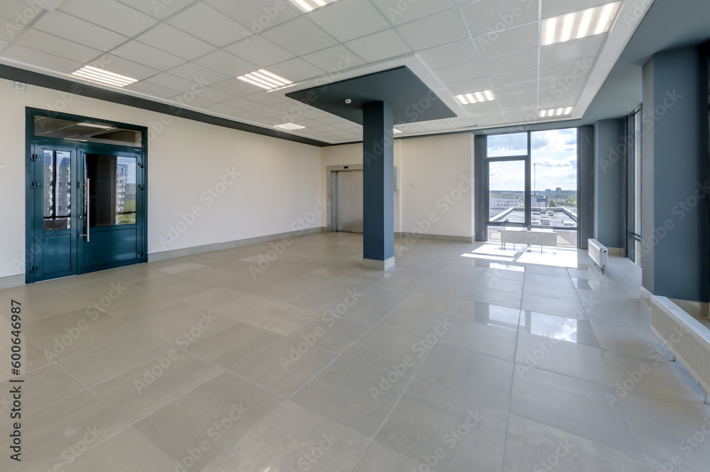 Obraz premium empty modern hall room with columns, doors and panoramic windows.