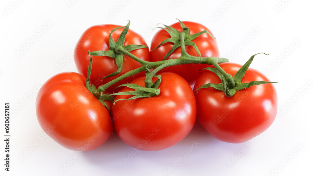 grappe de tomates rouges, en gros plan, isolé sur un fond blanc