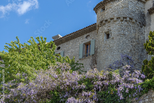 vue de la vieille ville médiévale de Vaison-la-Romaine dans la Vaucluse