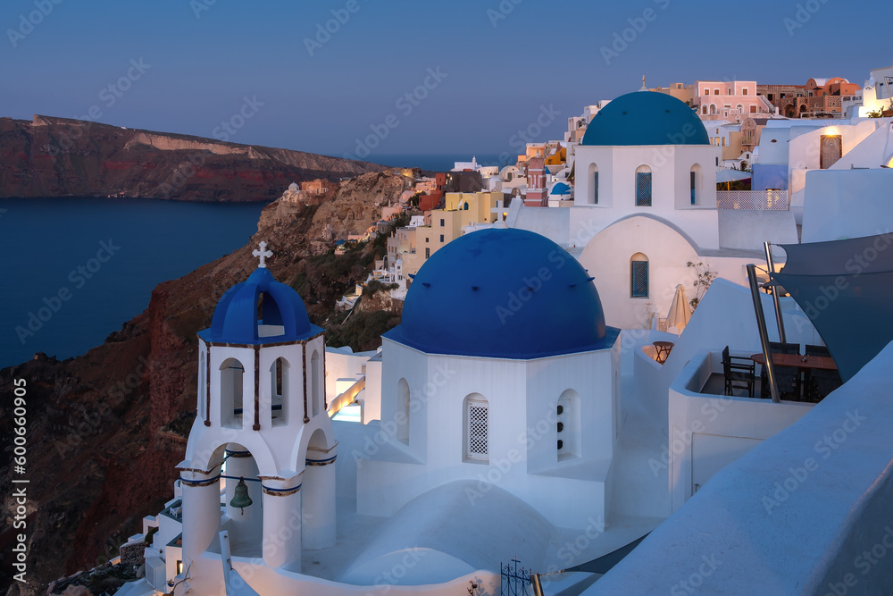 Fototapeta premium Paradise found in Santorini! This iconic image showcases the island's stunning blue domes, white houses, rugged caldera, and endless sea.