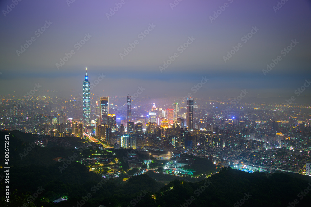 Fototapeta premium A City of Colors at Night. The Sky, a Dreamy and Romantic Canvas. Overlooking the city's dazzling landscape at dusk and night. Taipei