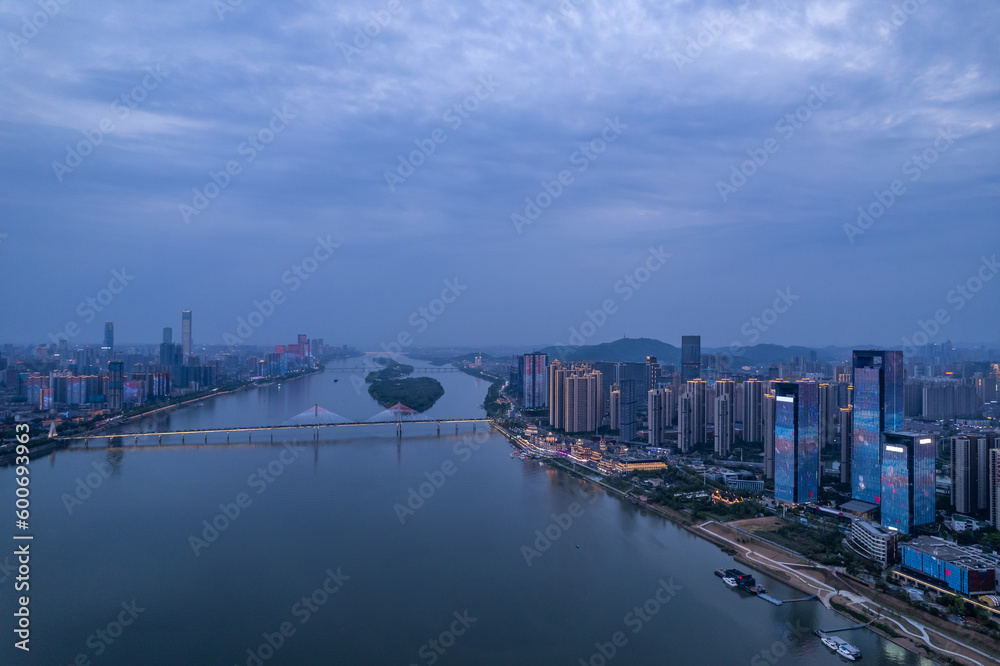 Naklejka premium 中国长沙湘江两岸夜景