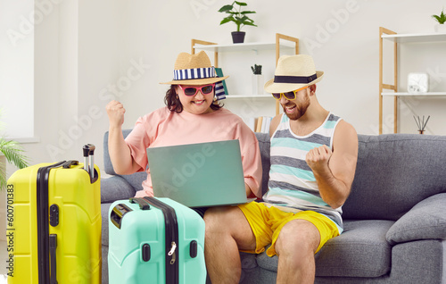 Fotografia Funny family couple booking cheap airline tickets to travel to their holiday destination