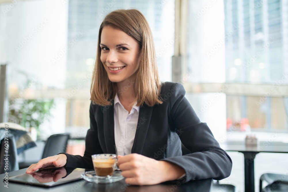 Obraz premium Businesswoman drinking espresso coffee