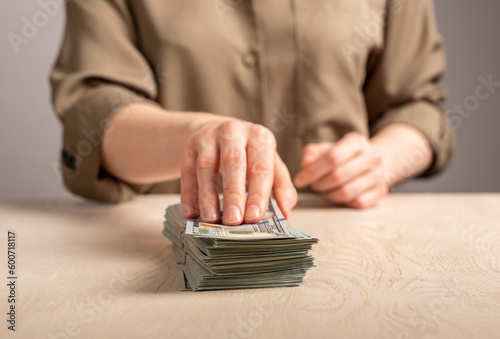 Foto Hand gives money, paying with cash, dollar stack