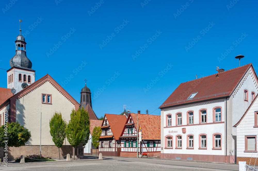 Rathausplatz in Neuburg am Rhein mit protestantischer Pfarrkirche und katholischer Kirche Sankt Remigius. Region Pfalz im Bundesland Rheinland-Pfalz in Deutschland Rathausplatz in Neuburg am Rhein mit protestantischer Pfarrkirche und katholischer Kirche Sankt Remigius. Region Pfalz im Bundesland Rheinland-Pfalz in Deutschland