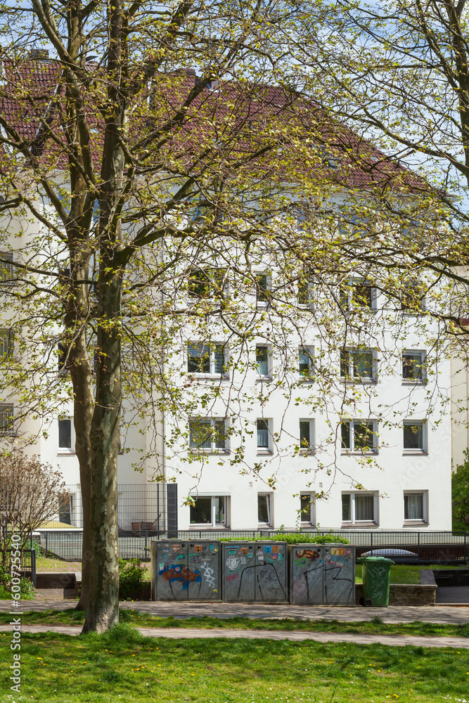 Moderne, monotone Wohngebäude mit Grünanlage , Mehrfamilienhäuser, Hamburg, Deutschland