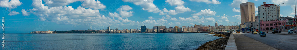 Panorámica del malecón de la Habana Cuba un lindo día de verano