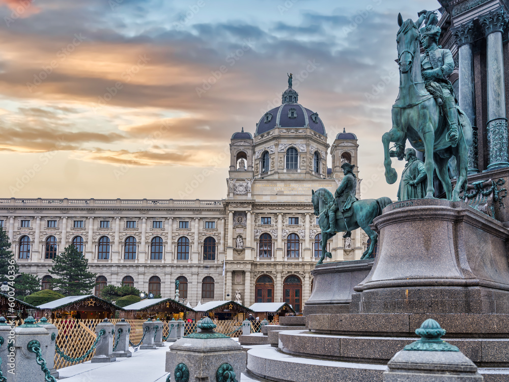 Fototapeta premium Kunsthistorisches Museum shot from Maria-Theresien-Platz, Vienna, Austria