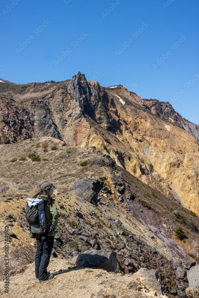 磐梯山に登る女性