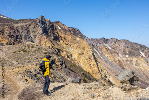 磐梯山に登る男性