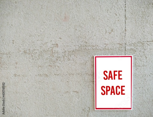 Obraz na płótnie Copy space empty wall with sign SAFE SPACE, places where people can feel confide