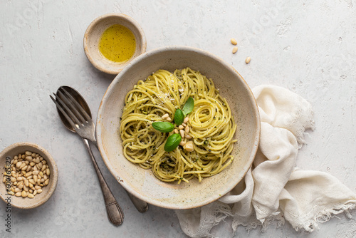 assiette de spaghetti au pesto fait maison basilic parmesan, huile d'olive et pignons photo