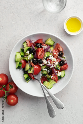 assiette de salade grecque concombres tomates olives noires kalamata oignon origan huile d'olive
