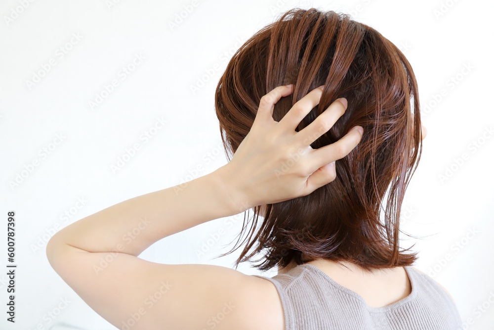 Naklejka premium 頭を抱える女性 悩みイメージ