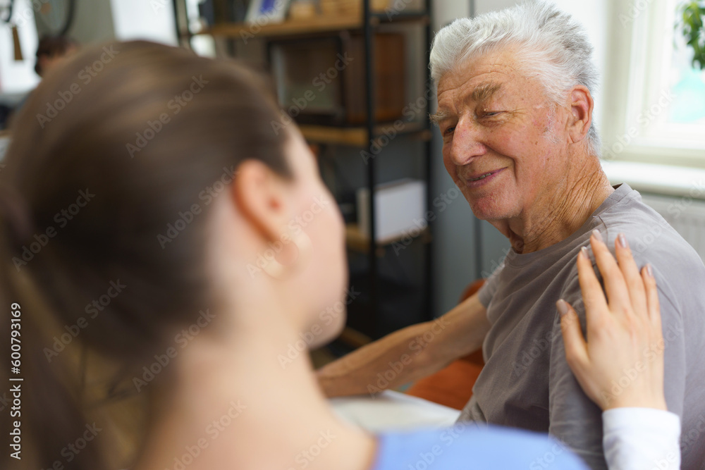 Obraz premium Young nurse checking elderly senior in his home.
