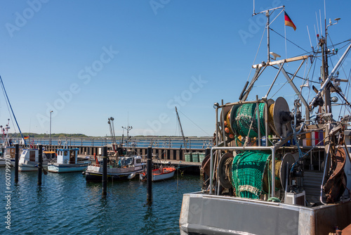 Heikendorf, Deutschland, Mai 2028 Fischereihafen mit Fischkuttern und einem Restaurantschiff Fischbrötchen