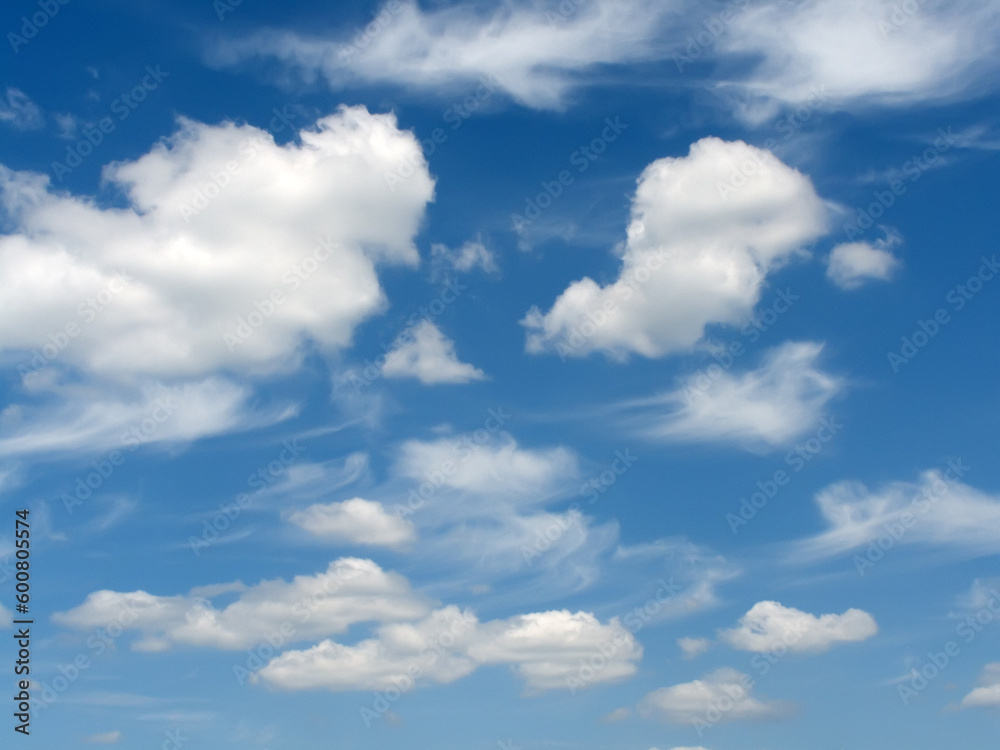 Obraz premium Dark blue deep sky with snow-white clouds