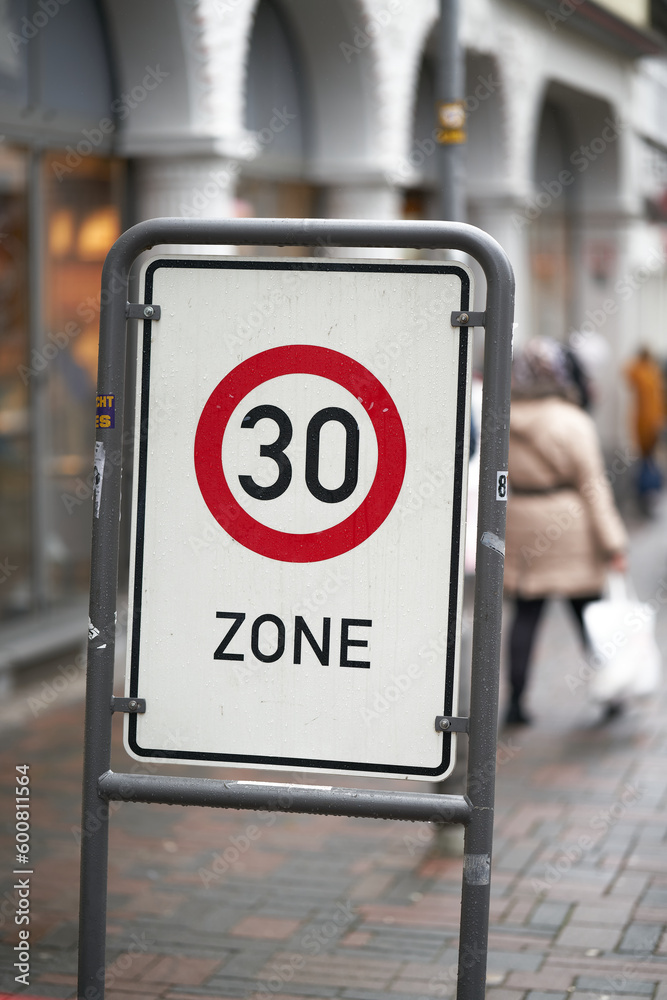 Verkehrsberuhigte Zone mit Geschwindigkeitsbegrenzung auf Tempo 30 in der Innenstadt von Goslar in Deutschland