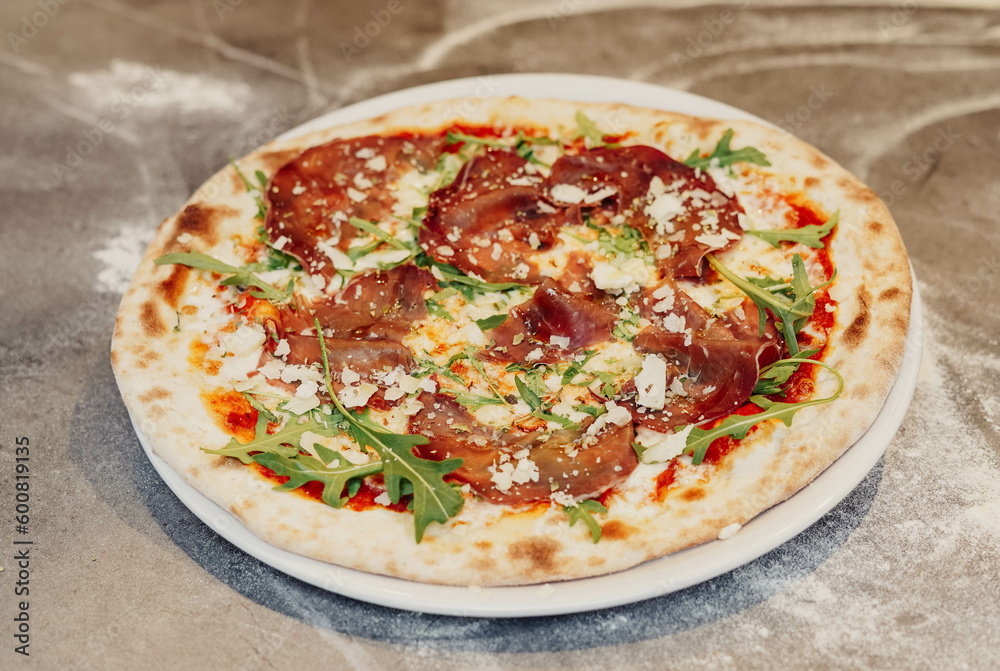 La verdadera pizza napolitana con masa madre e ingredientes frescos y naturales La verdadera pizza napolitana con masa madre e ingredientes frescos y naturales