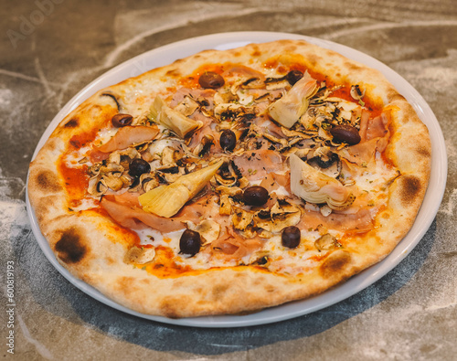 La verdadera pizza napolitana con masa madre e ingredientes frescos y naturales