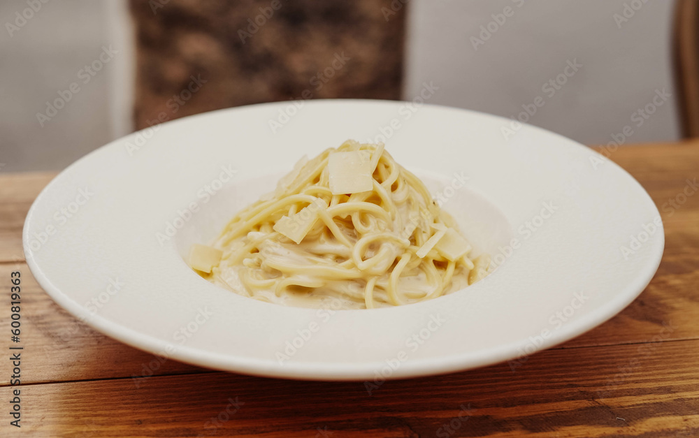 Un plato de pasta fresca casera italiana con salsas tipicas mediterraneas Un plato de pasta fresca casera italiana con salsas tipicas mediterraneas