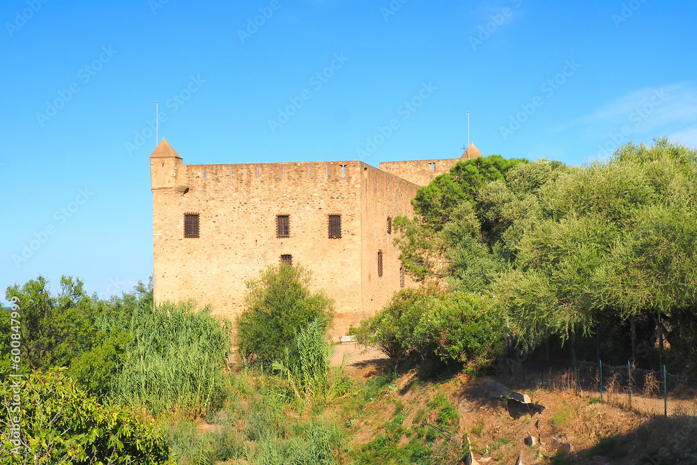 Fort Matra is a historical monument located in Aléria in Corsica (nicknamed the Island of Beauty). Its construction dates back to the Genoese period. A cavalry squadron was assigned there