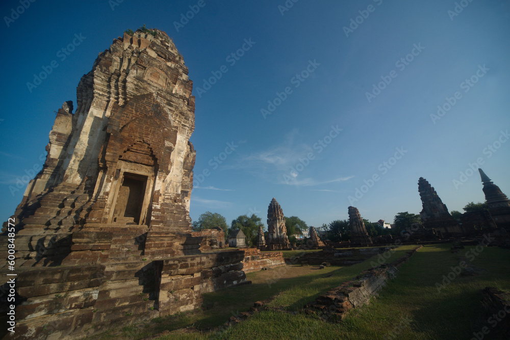 Wat Nakhon Kosa announced the registration of national important historical sites. There is an ancient site, a large chedi in the Dvaravati period. Phra Prang in the Lopburi period around the 17th.