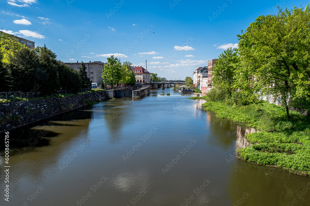 Fototapeta premium Opole Stare Miasto w słoneczny dzień kamieniczki w centrum