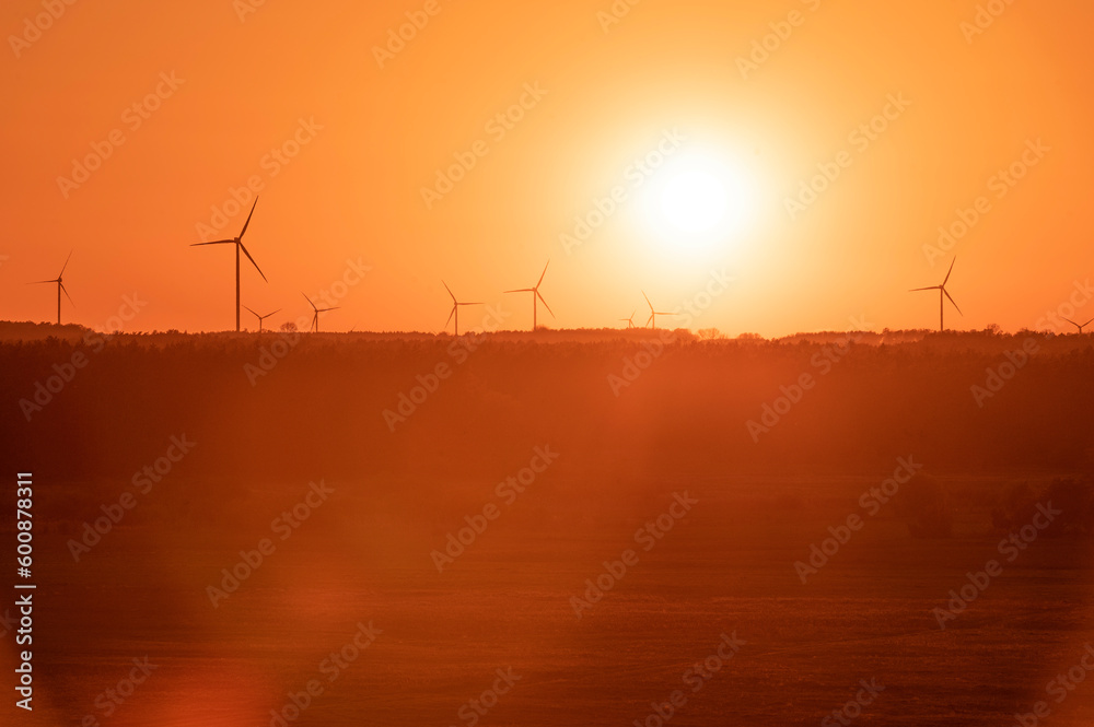 Farma wiatrowa o zachodzie słońca  i punkt widokowy w okolicach Węgrowa 