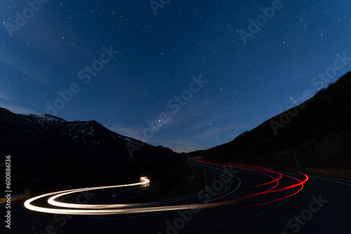 Estelas del trafico en una carretera entre montañas