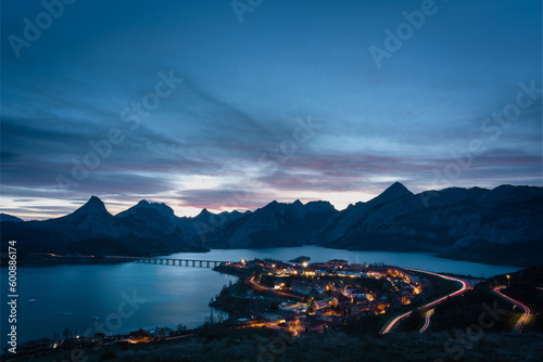 Atardecer sobre la localidad de Riaño
