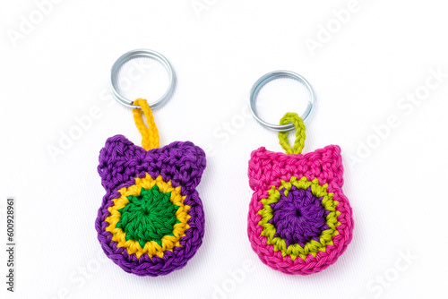 Keychains woven with crochet coin in the shape of owls, in various colors
