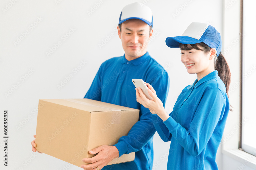 スマホアプリを使う引越し業者・配達員の男性(引越し・配達・軽貨物ドライバー・宅配・配達員・宅急便)
スマホアプリを使う引越し業者・配達員の男性(引越し・配達・軽貨物ドライバー・宅配・配達員・宅急便)