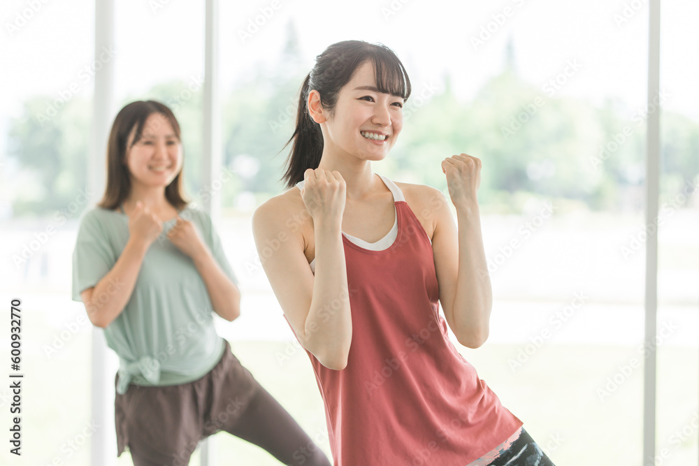 Fototapeta premium スポーツジムでダンス・エアロビレッスンをする女性達 