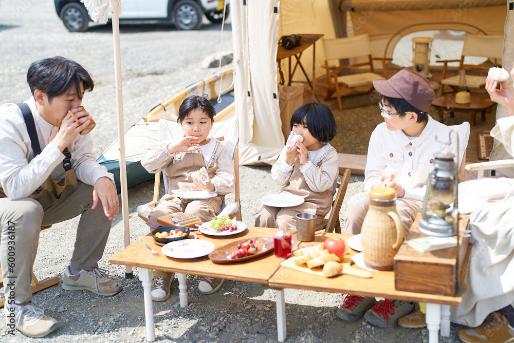 Fototapeta premium キャンプ場で食事を楽しむ家族