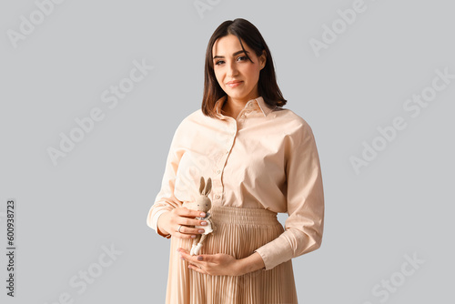 Young pregnant woman with b...