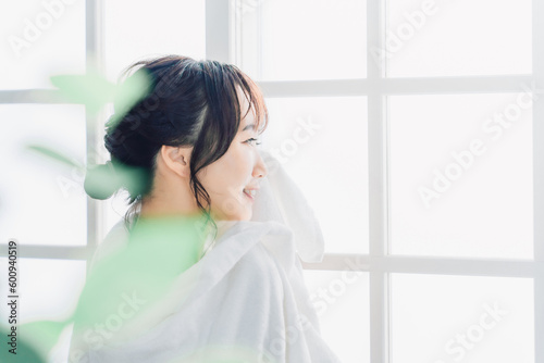ヨガのトレーニング後にタオルで汗を拭く女性
Free Download ヨガのトレーニング後にタオルで汗を拭く女性
- GFXLoad