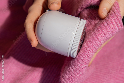 Papier peint Woman using Anti-pilling razor at home