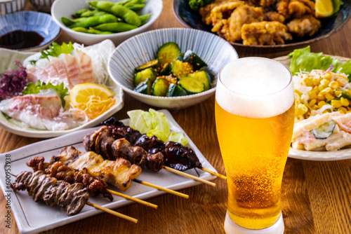 日本の居酒屋の生ビールと料理 